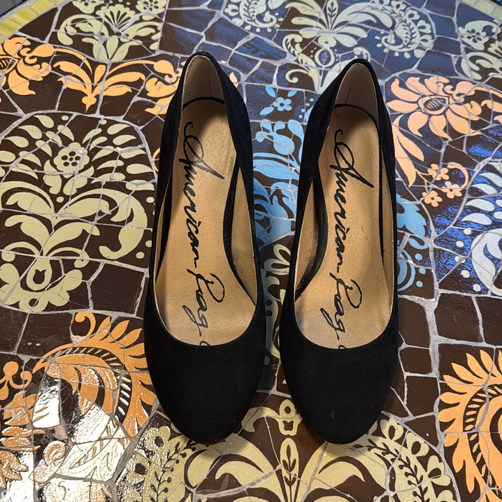 AMERICAN RAG CO. SUEDE PUMP HERL SZ: 6.5